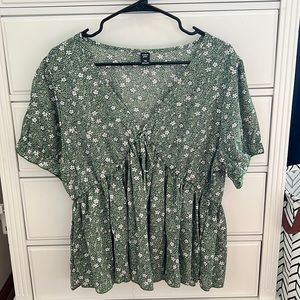 NEVER WORN green floral shirt sleeve top